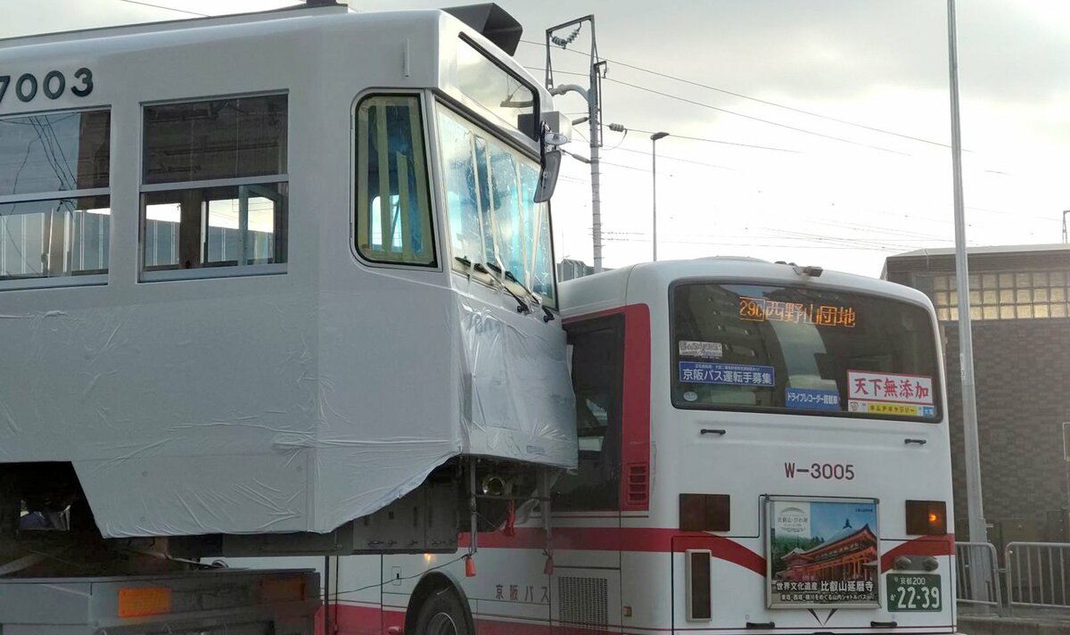 【京都】トレーラーで運搬中の鉄道車両と京阪バスが衝突　市内の交差点で、「すごい渋滞に」